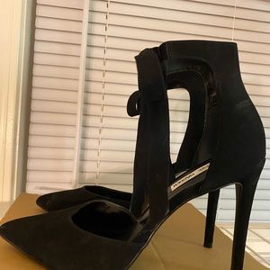 Steve Madden Suede tie front heels. Perfect for all occasions. Like new Size 10
